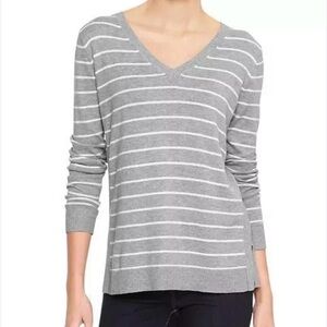 GAP Women's Gray and White V-Neck Sweater